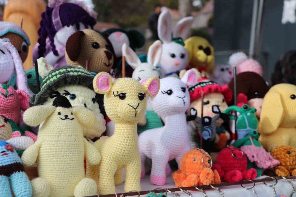 El Emeğiyle Ördüğü Bebekleri Satarak Ev Ekonomisine Katkı Sunuyor