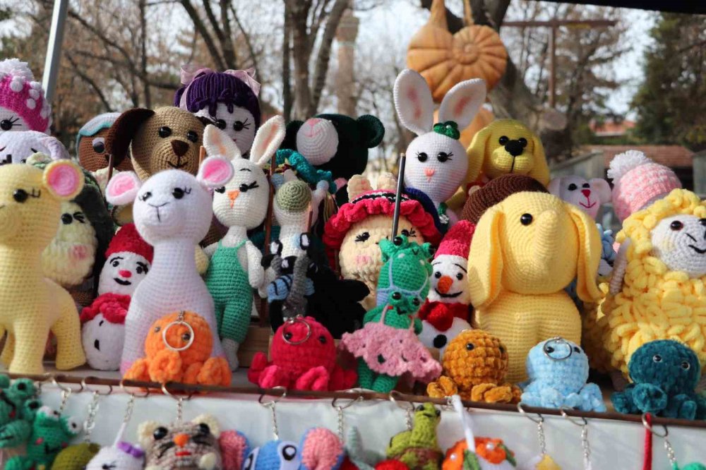 El Emeğiyle Ördüğü Bebekleri Satarak Ev Ekonomisine Katkı Sunuyor