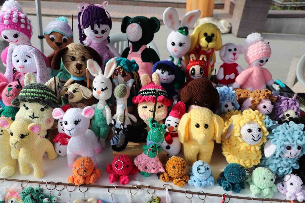 El Emeğiyle Ördüğü Bebekleri Satarak Ev Ekonomisine Katkı Sunuyor