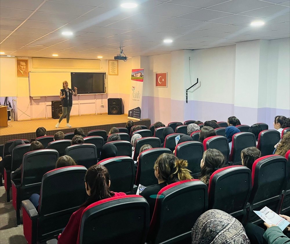 Öğrencilere Siber Güvenlik Ve Bilinçli İnternet Kullanımı Semineri Düzenlendi