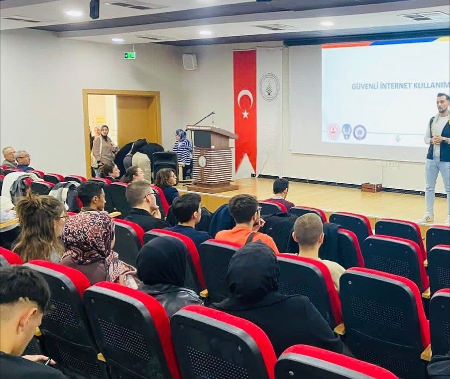 Öğrencilere Siber Güvenlik Ve Bilinçli İnternet Kullanımı Semineri Düzenlendi