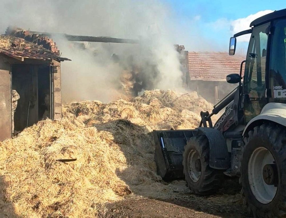 Ahır Yangını Büyümeden Söndürüldü