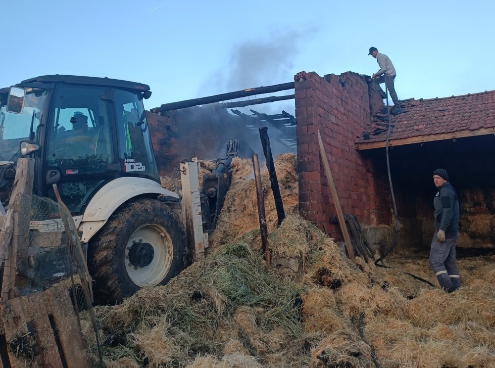 Ahır Yangını Büyümeden Söndürüldü