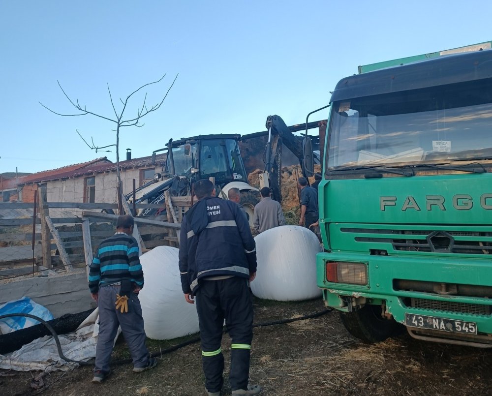 Ahır Yangını Büyümeden Söndürüldü
