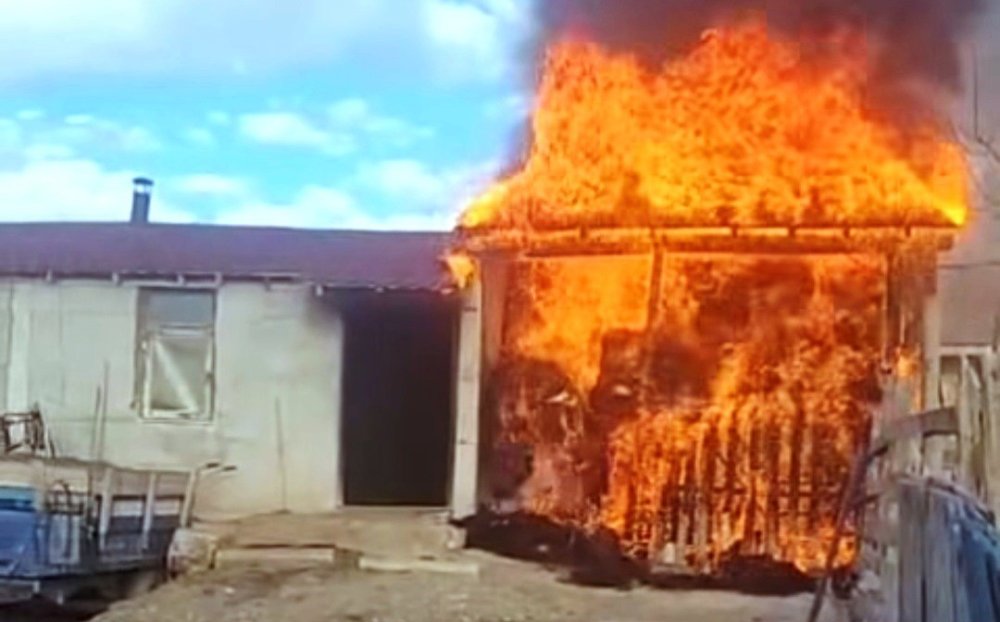 Ahır Yangını Büyümeden Söndürüldü