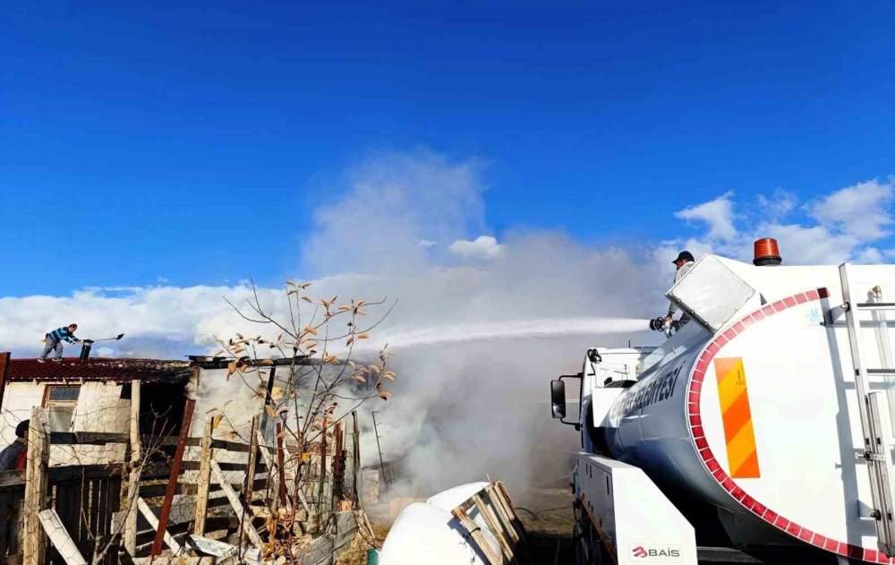 Ahır Yangını Büyümeden Söndürüldü