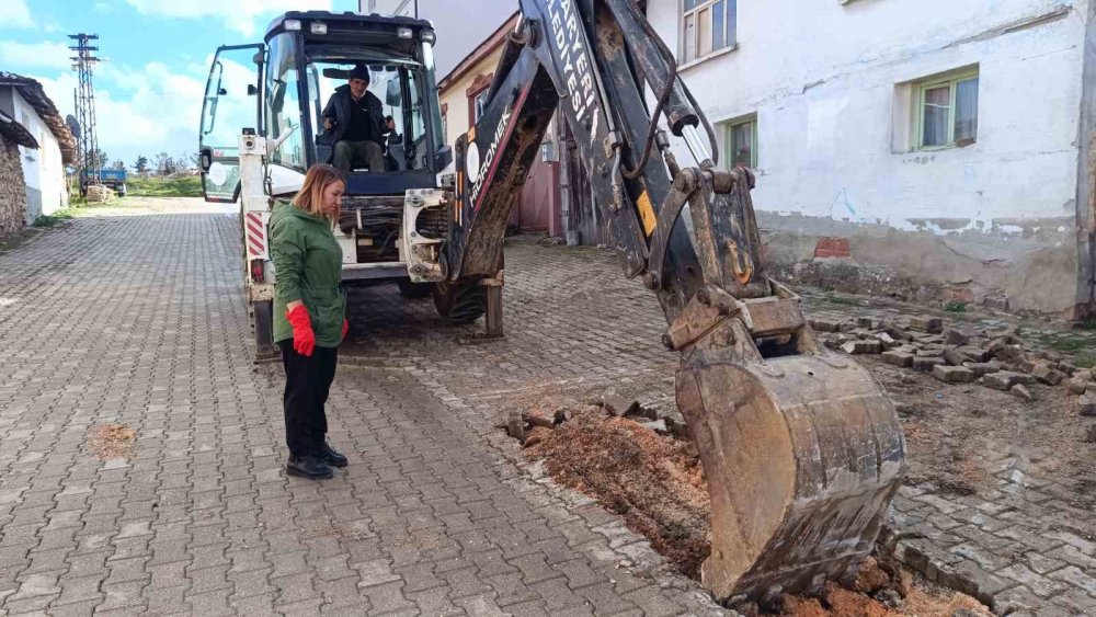 Başkan Tekin Parke Taşı Döşedi