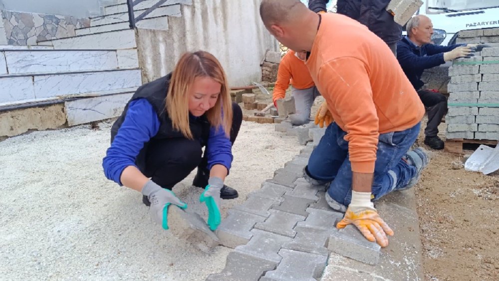 Başkan Tekin Parke Taşı Döşedi