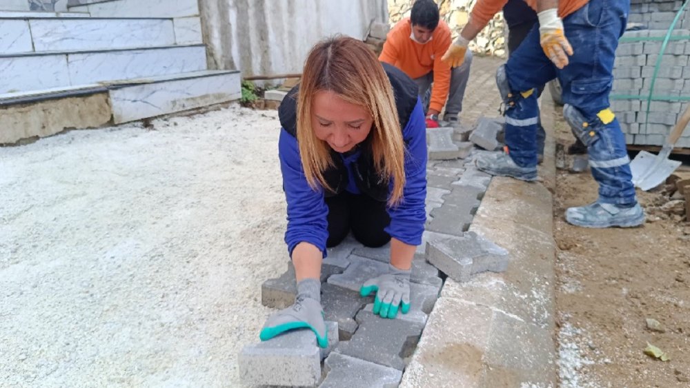 Başkan Tekin Parke Taşı Döşedi