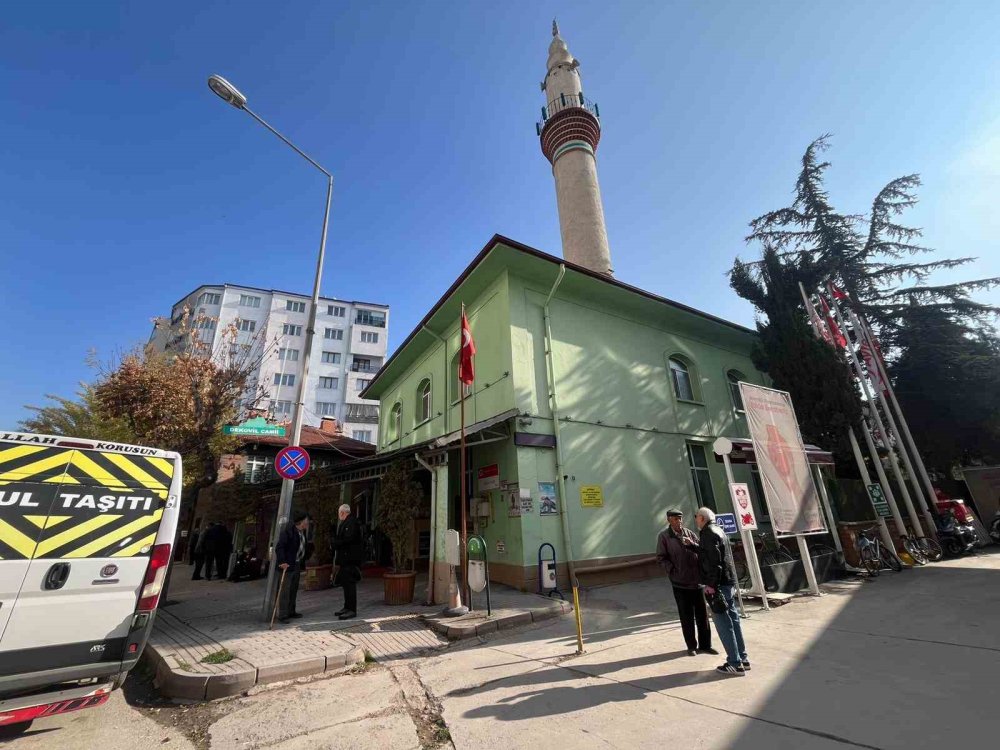 Cami Kapısını Yumruklayan Şahsın Saldırı Anları Güvenlik Kamerasında