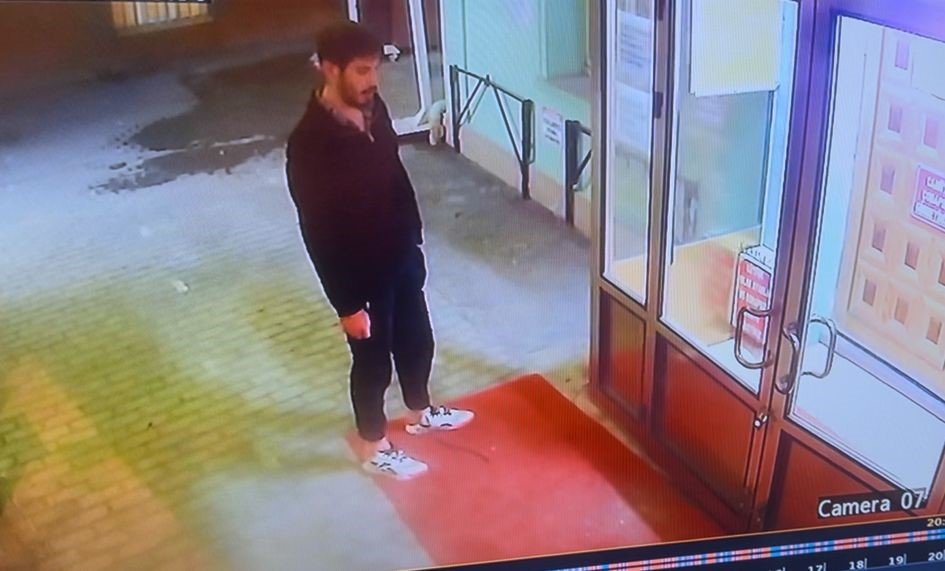 Cami Kapısını Yumruklayan Şahsın Saldırı Anları Güvenlik Kamerasında