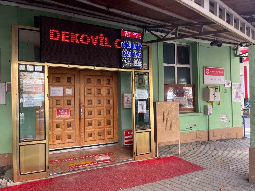 Cami Kapısını Yumruklayan Şahsın Saldırı Anları Güvenlik Kamerasında