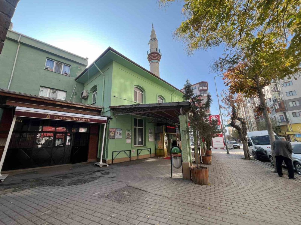 Cami Kapısını Yumruklayan Şahsın Saldırı Anları Güvenlik Kamerasında