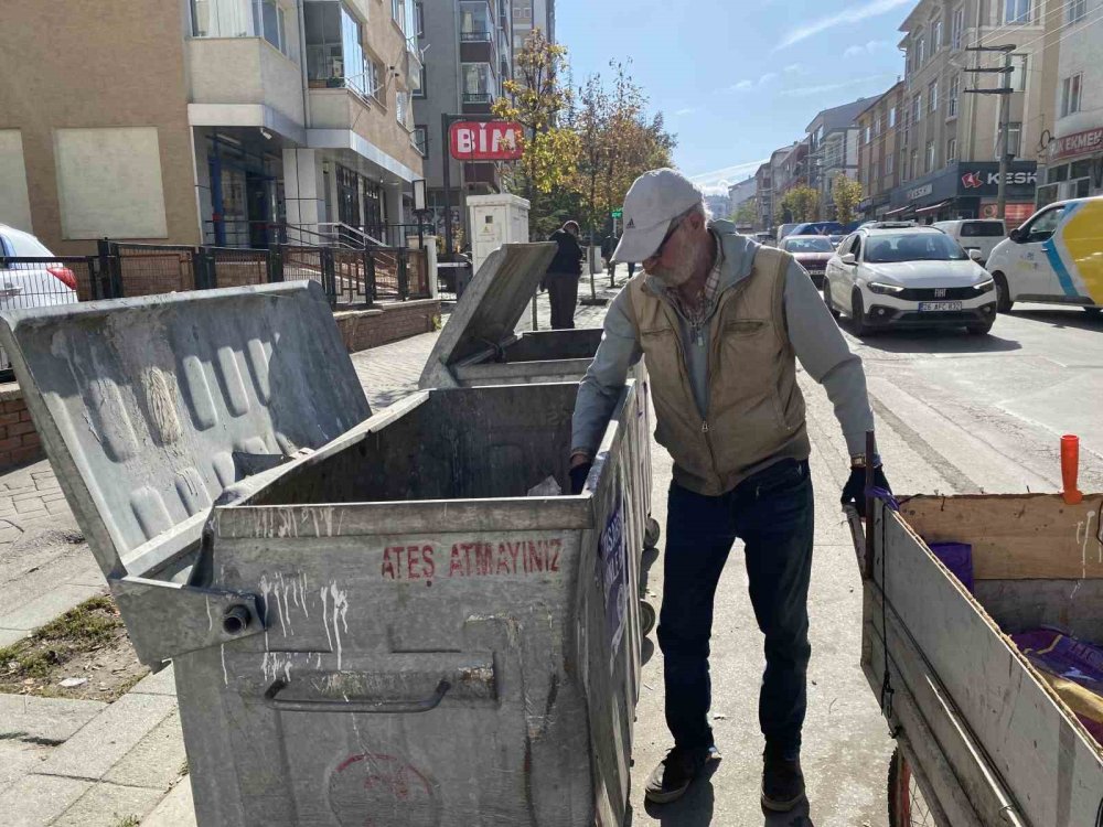 ‘Ekmek Teknesi’ Yazılı El Arabası İle Her Gün Saatlerce Atık Malzeme Topluyor