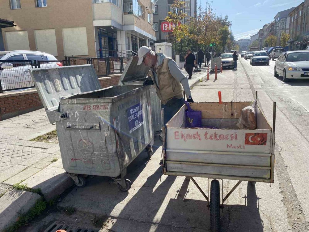 ‘Ekmek Teknesi’ Yazılı El Arabası İle Her Gün Saatlerce Atık Malzeme Topluyor