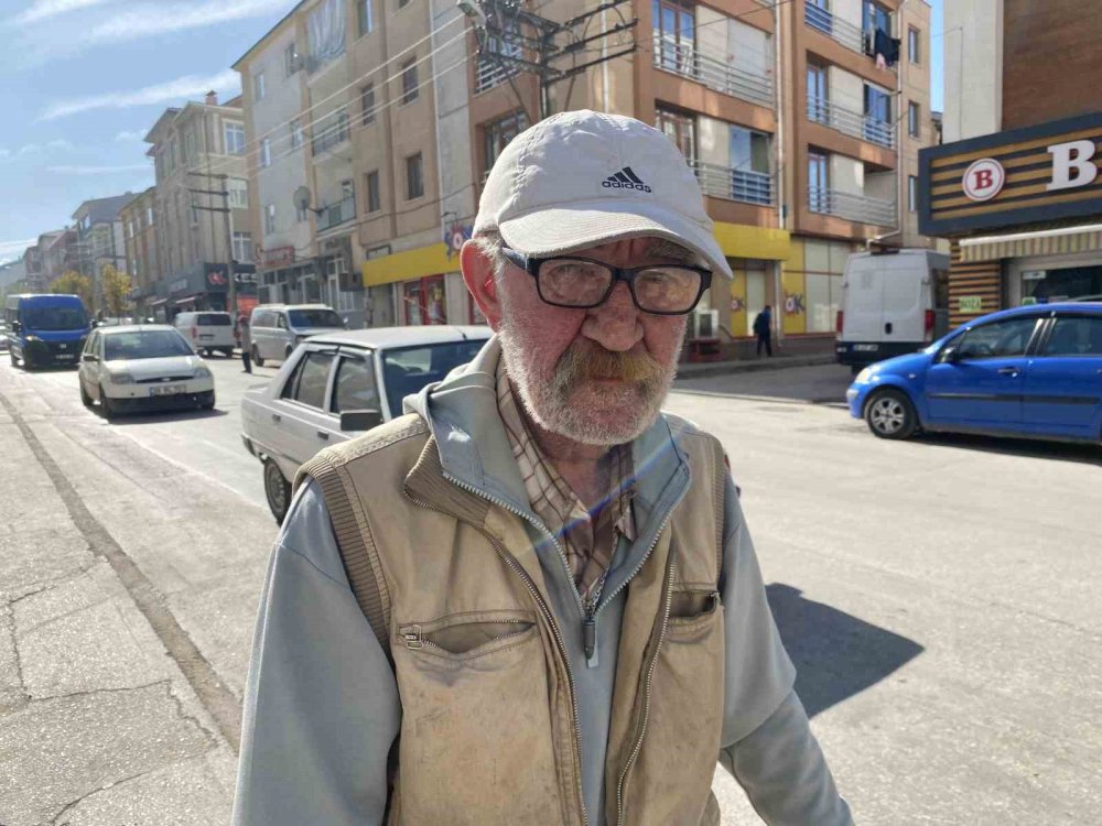 ‘Ekmek Teknesi’ Yazılı El Arabası İle Her Gün Saatlerce Atık Malzeme Topluyor