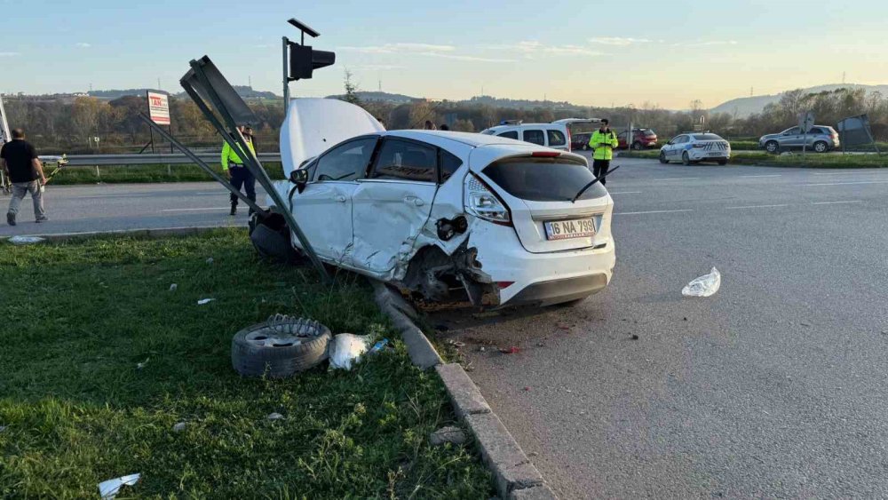 İki Otomobil Çarpıştı, Ortalık Savaş Alanına Döndü: 6 Yaralı