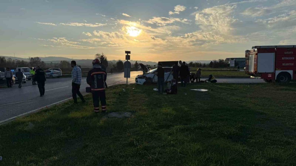 İki Otomobil Çarpıştı, Ortalık Savaş Alanına Döndü: 6 Yaralı