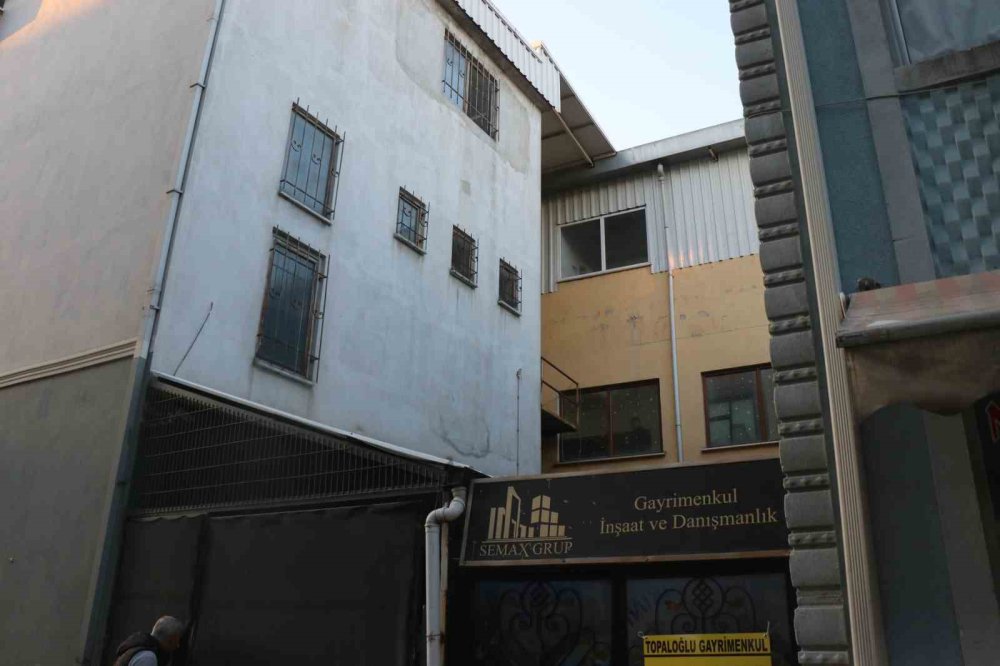 Marketten Ürün Çalmaya Çalıştı, Kaçarken Yüksekten Düşüp Yaralandı