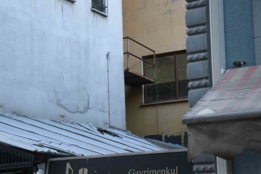 Marketten Ürün Çalmaya Çalıştı, Kaçarken Yüksekten Düşüp Yaralandı