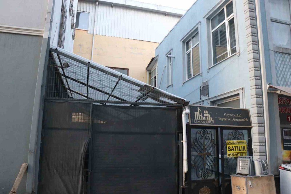 Marketten Ürün Çalmaya Çalıştı, Kaçarken Yüksekten Düşüp Yaralandı