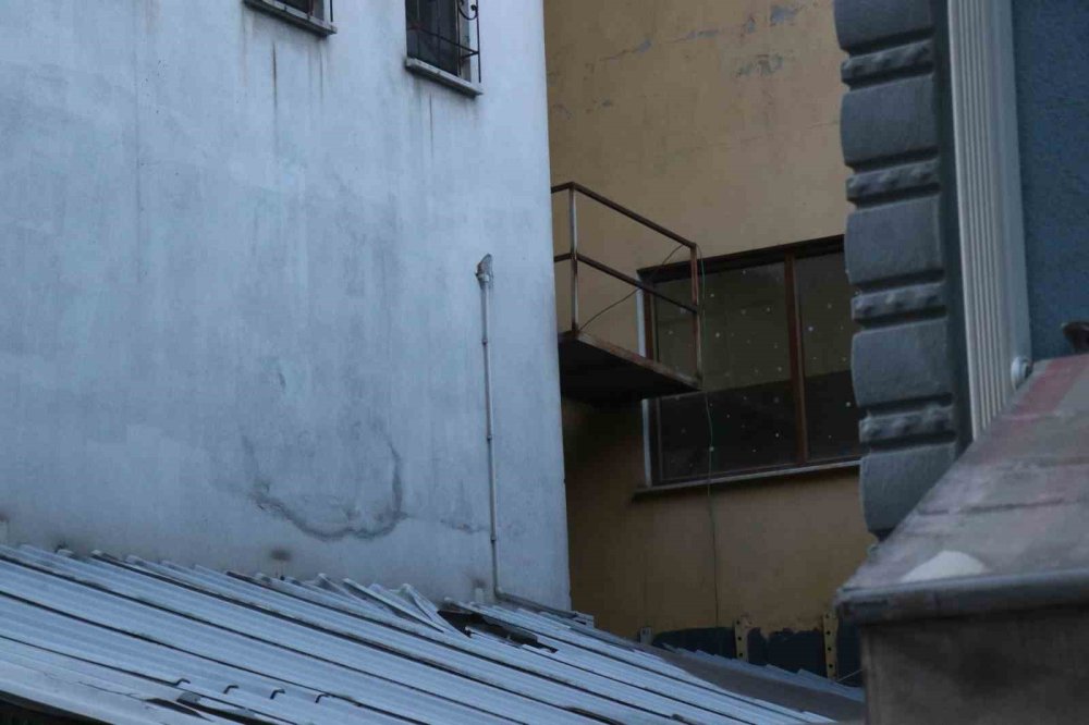 Marketten Ürün Çalmaya Çalıştı, Kaçarken Yüksekten Düşüp Yaralandı