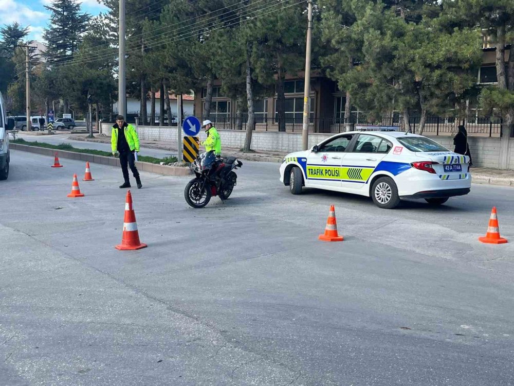 Motosiklet Otomobille Çarpıştı, 1 Kişi Yaralandı