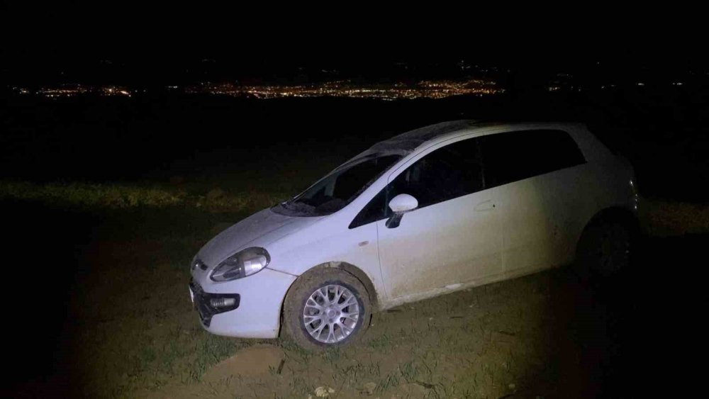 Dur İhtarına Uymadı, Çamura Saplanınca Yaya Olarak Kaçtı