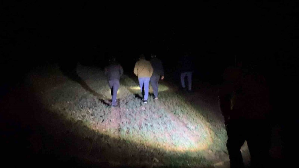 Dur İhtarına Uymadı, Çamura Saplanınca Yaya Olarak Kaçtı