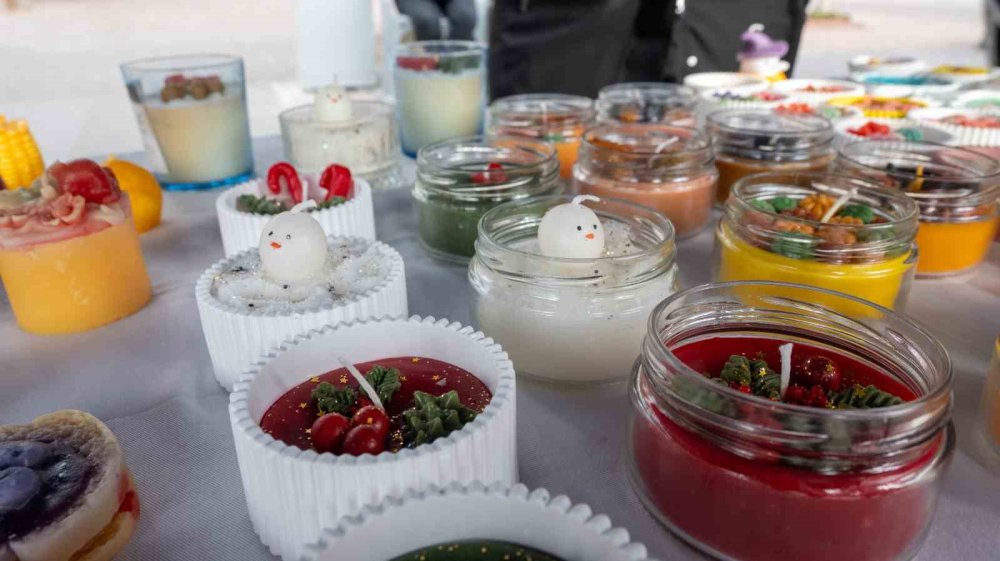 Evinde Ürettiği Estetik Mumları Vatandaşlarla Buluşturuyor