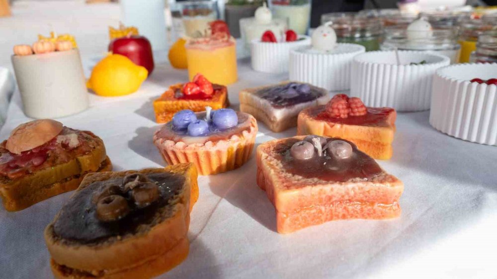 Evinde Ürettiği Estetik Mumları Vatandaşlarla Buluşturuyor