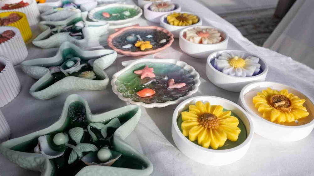 Evinde Ürettiği Estetik Mumları Vatandaşlarla Buluşturuyor