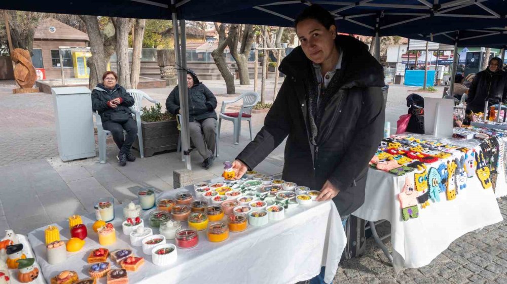 Evinde Ürettiği Estetik Mumları Vatandaşlarla Buluşturuyor