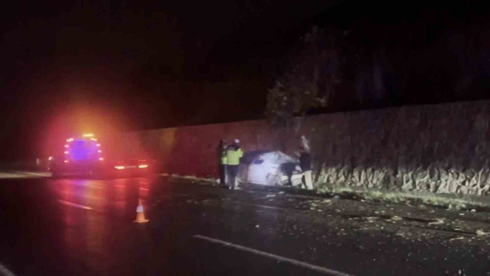 Kontrolden Çıkan Otomobil İstinat Duvarına Çarptı