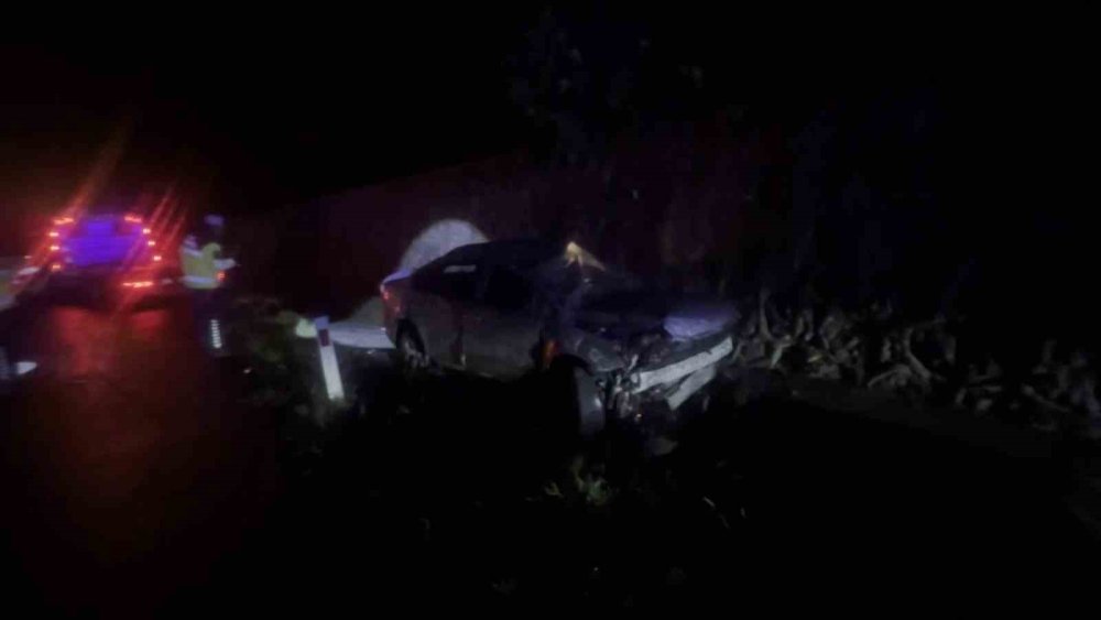 Kontrolden Çıkan Otomobil İstinat Duvarına Çarptı