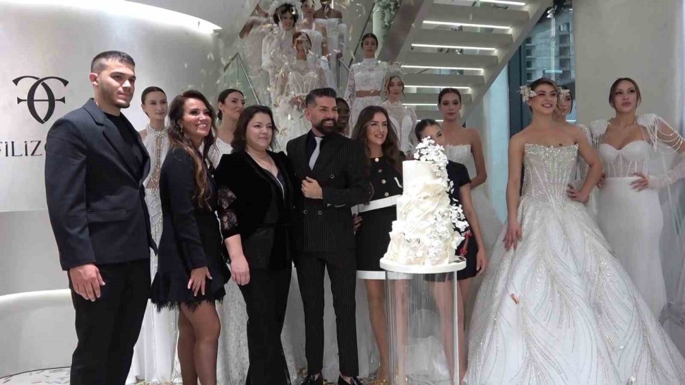 Muhteşem Gelinlik Defilesi: 26 Koleksiyon 15 Mankenle Podyuma Taştı