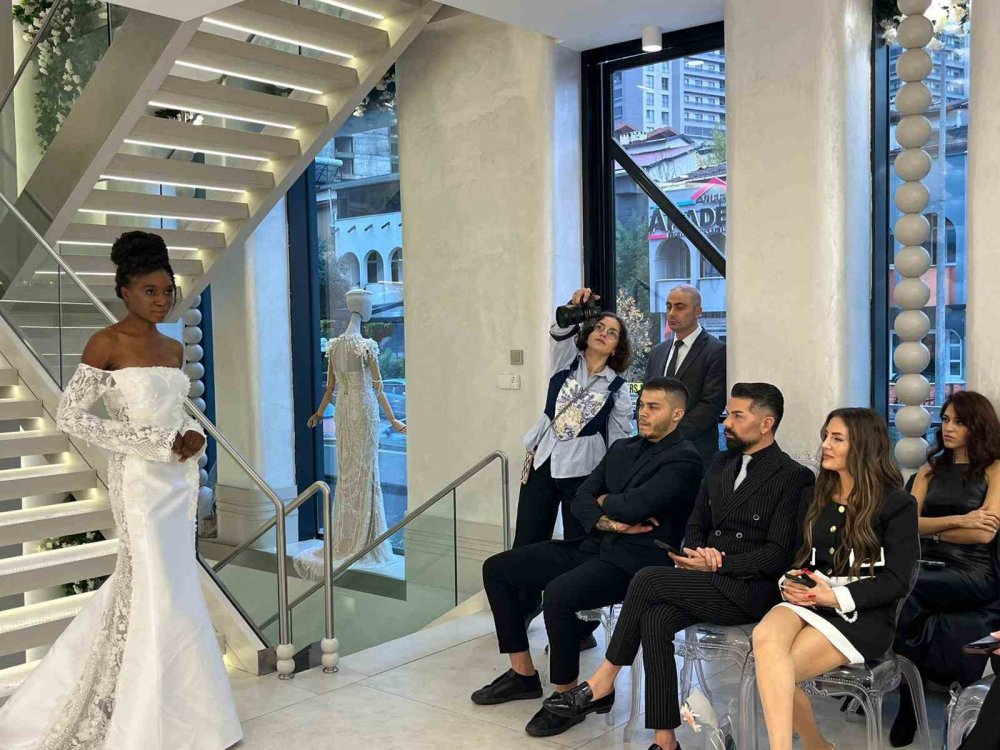 Muhteşem Gelinlik Defilesi: 26 Koleksiyon 15 Mankenle Podyuma Taştı