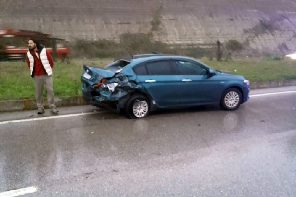 Otomobil İle Minibüs Çarpıştı