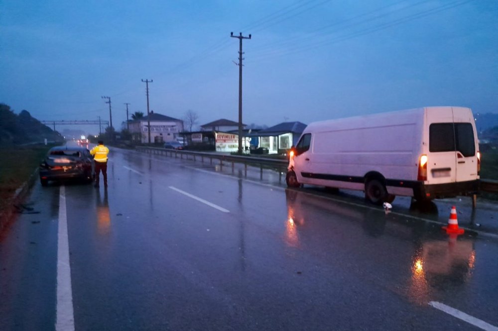 Otomobil İle Minibüs Çarpıştı