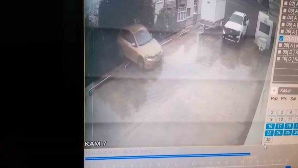 Otoparktan Çıkan Otomobil, 10 Metrelik Yükseklikten Bahçeye Uçtu