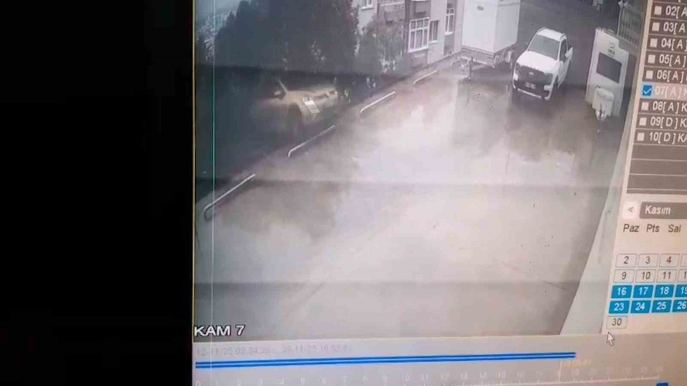 Otoparktan Çıkan Otomobil, 10 Metrelik Yükseklikten Bahçeye Uçtu