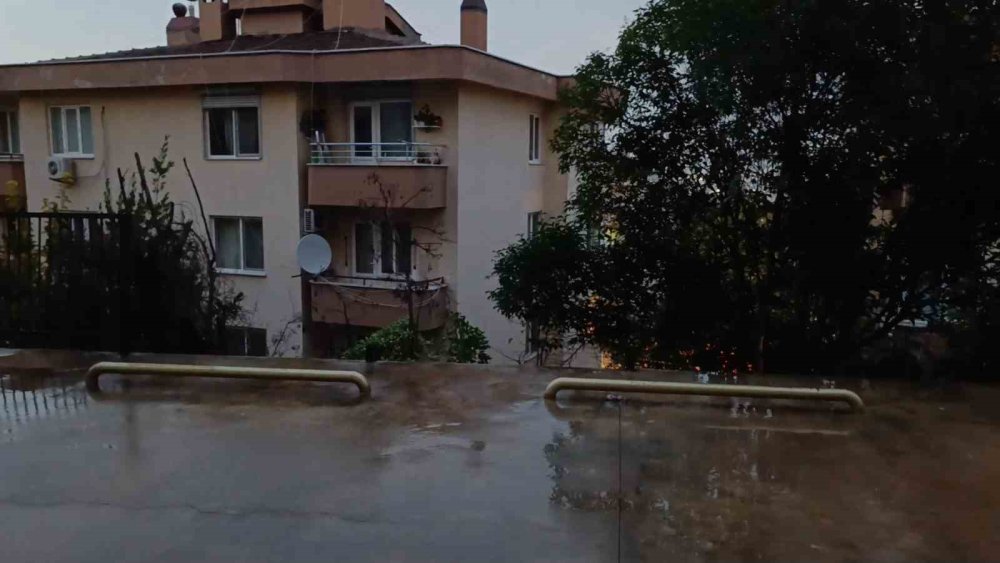 Otoparktan Çıkan Otomobil, 10 Metrelik Yükseklikten Bahçeye Uçtu