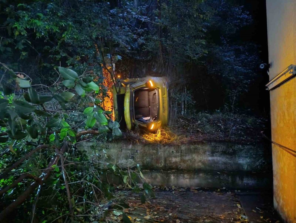 Otoparktan Çıkan Otomobil, 10 Metrelik Yükseklikten Bahçeye Uçtu