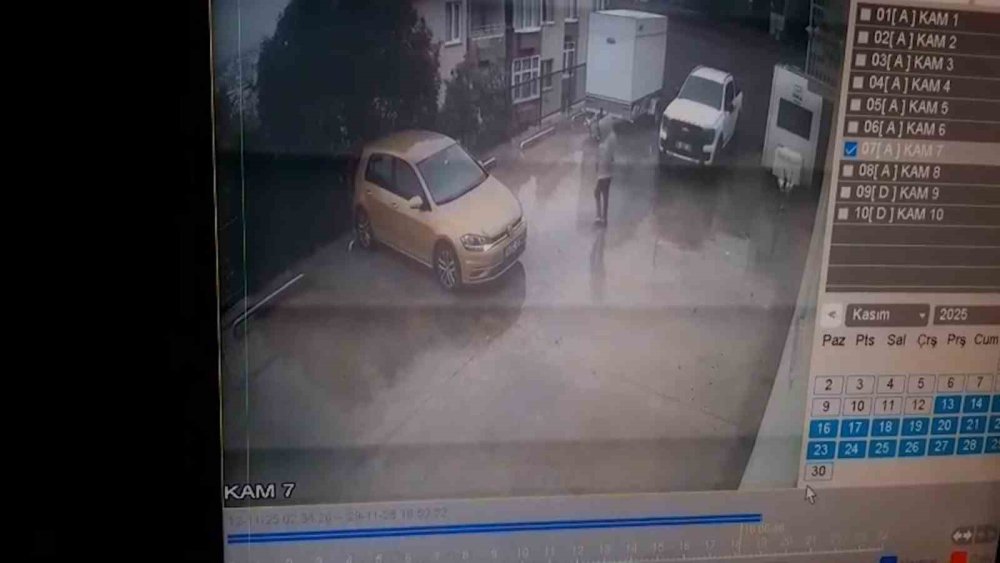 Otoparktan Çıkan Otomobil, 10 Metrelik Yükseklikten Bahçeye Uçtu