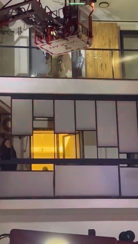 Sinir Krizi Geçiren Kadın Evi Ateşe Vermeye Kalktı