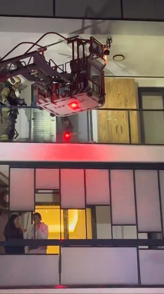 Sinir Krizi Geçiren Kadın Evi Ateşe Vermeye Kalktı