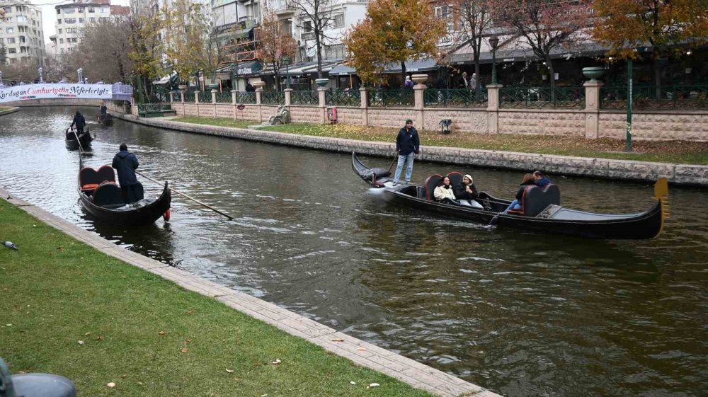 Soğuk Havaya Rağmen Gondol Keyfi Yaptılar