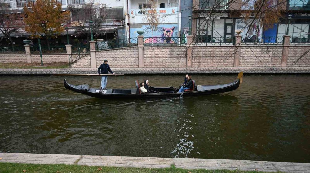 Soğuk Havaya Rağmen Gondol Keyfi Yaptılar