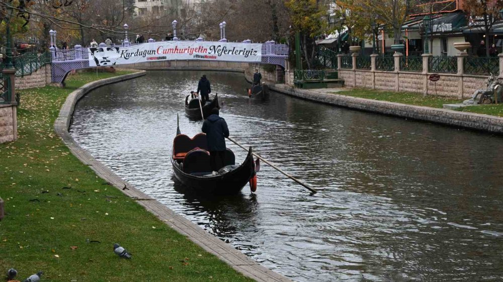 Soğuk Havaya Rağmen Gondol Keyfi Yaptılar