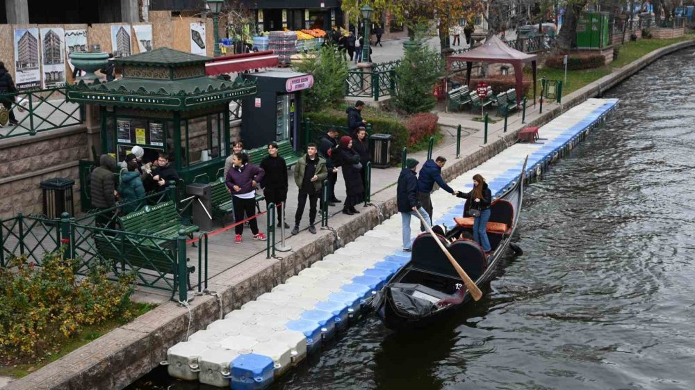 Soğuk Havaya Rağmen Gondol Keyfi Yaptılar